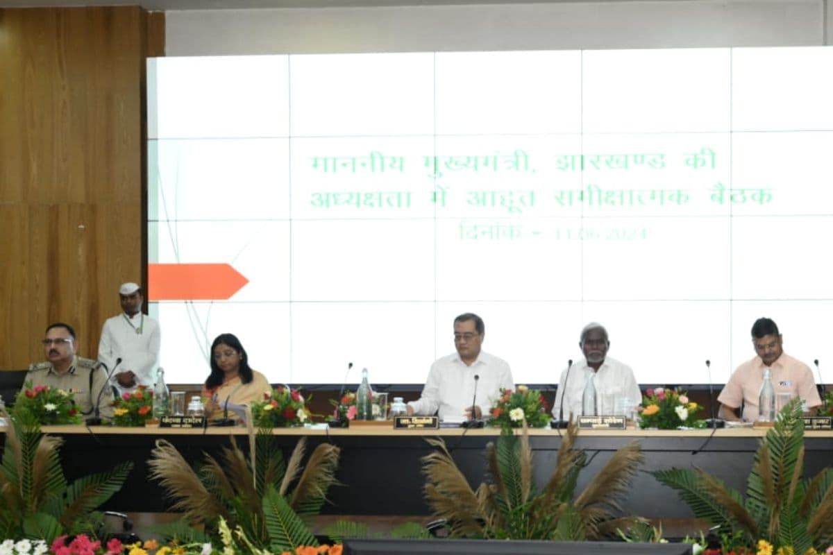Jharkhand News: माफियाओं के खिलाफ करें कड़ी कार्रवाई, अवैध माइनिंग पर लगाएं रोक, सीएम चंपाई सोरेन ने अफसरों को दिए निर्देश