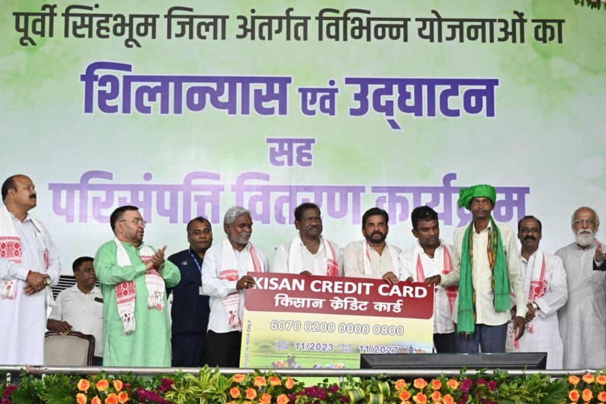 लाभुक को योजना का लाभ देते सीएम चंपाई सोरेन व अन्य