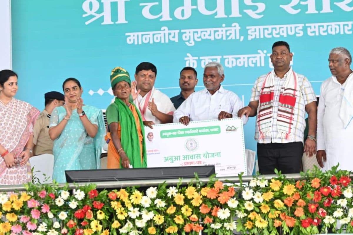 Champai Soren Gift: सीएम चंपाई सोरेन ने 383 करोड़ का दिया तोहफा, 15 लाख तक का इलाज मुफ्त, 40 हजार को मिलेगी सरकारी नौकरी