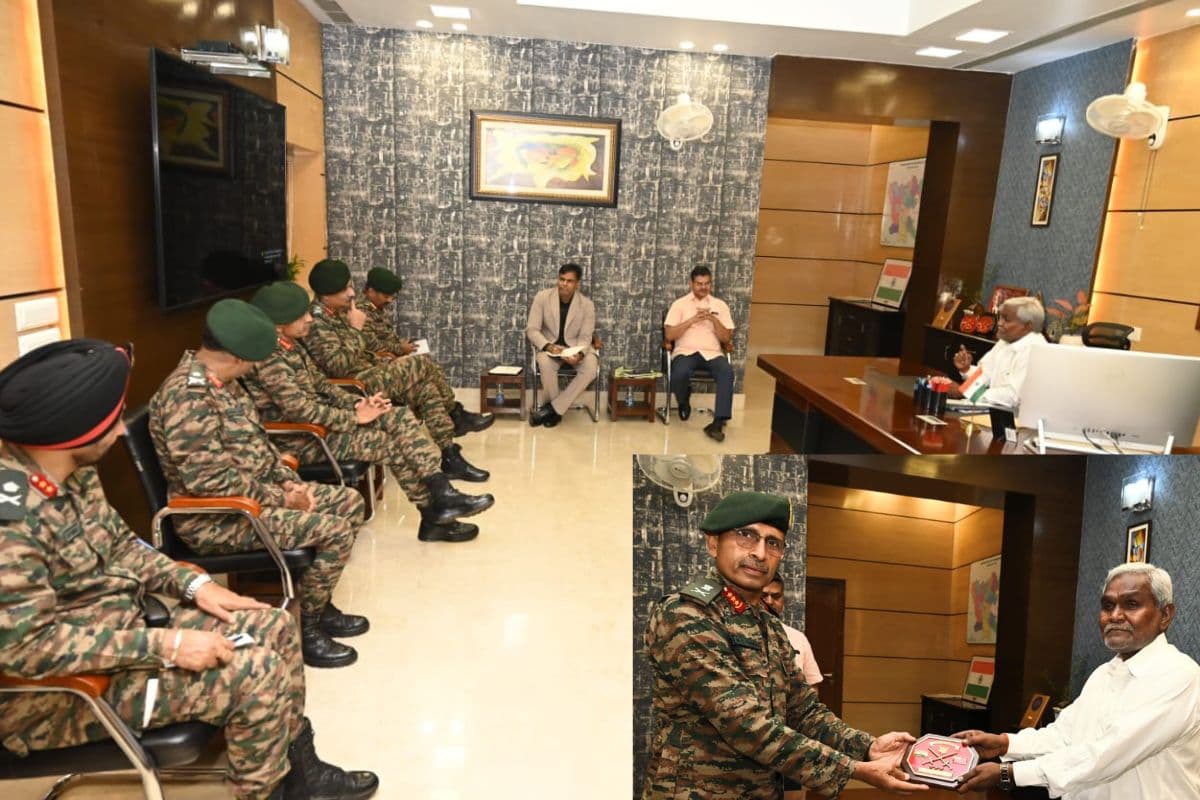 सीएम चंपाई सोरेन से मुलाकात करते लेफ्टिनेंट जनरल रामचंद्र तिवारी