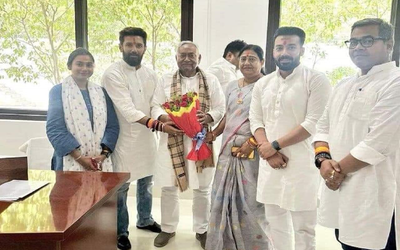 बिहार में गदगद है चिराग पासवान का कुनबा, मुख्यमंत्री नीतीश कुमार से मिले सभी नवनिर्वाचित सांसद