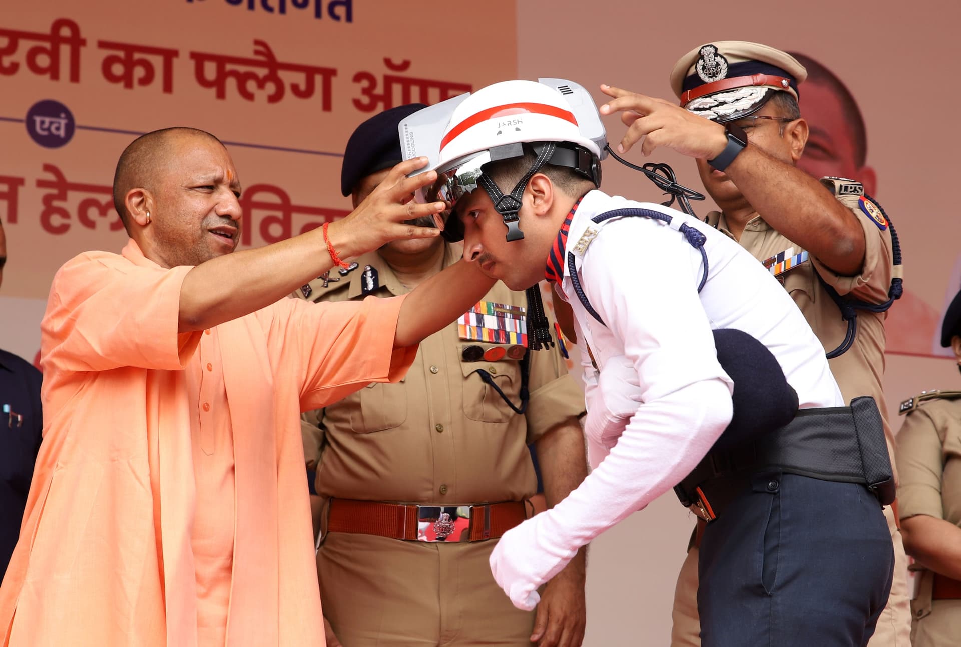 UP Police News: यूपी पुलिस को मिली उच्चीकृत पीआरवी और वातानुकूलित हेलमेट, सीएम योगी दिखाई हरी झंडी