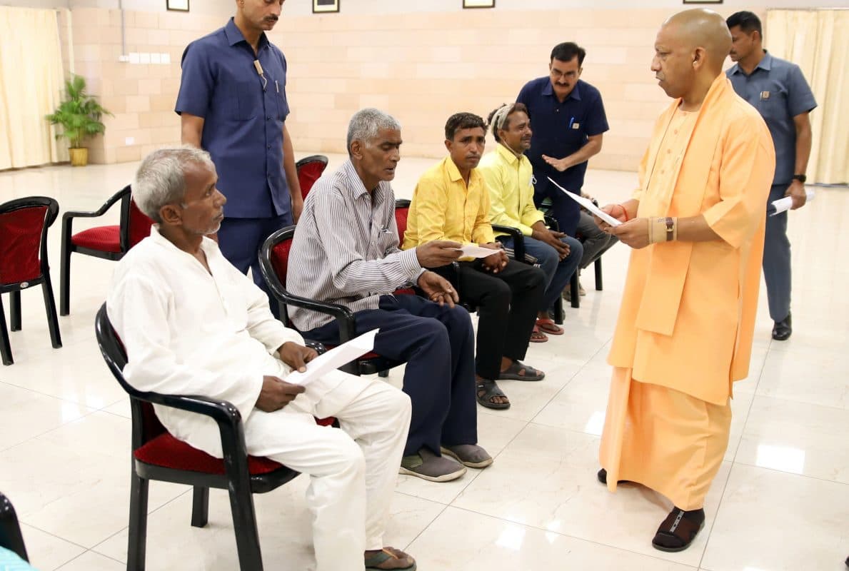 UP News: सीएम योगी आदित्यनाथ ने शुरू किया जनता दर्शन, सुनी समस्याएं