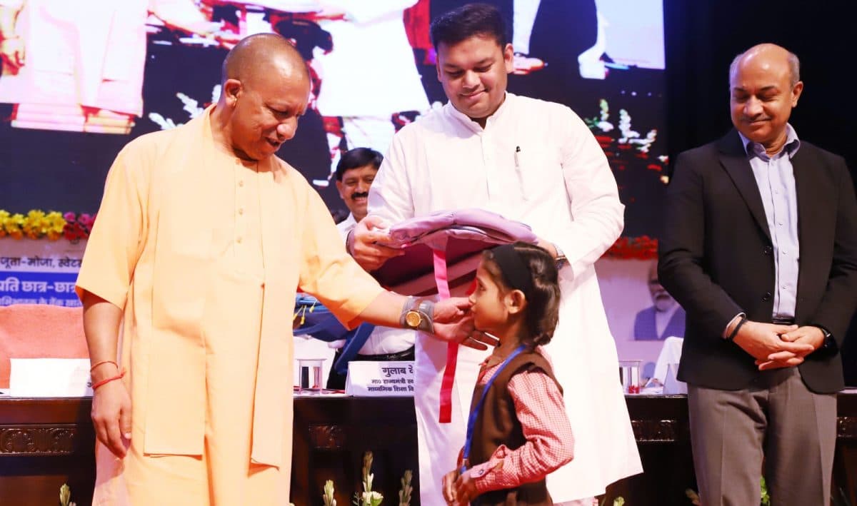 UP News: छात्र-छात्राओं को स्कूल ड्रेस-बैग के लिए 1056 करोड़ जारी, सीएम योगी ने किया मेधावियों का सम्मान