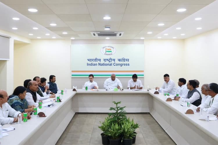 Jharkhand Politics: झारखंड विधानसभा चुनाव को लेकर कांग्रेस ने नई दिल्ली में बनायी रणनीति, बीजेपी पर साधा निशाना