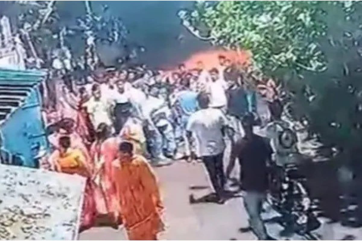 Bengal Crime News : कसबा के इंदू पार्क में उलझे दो इलाके के लोग, बमबाजी व फायरिंग से दहला इलाका
