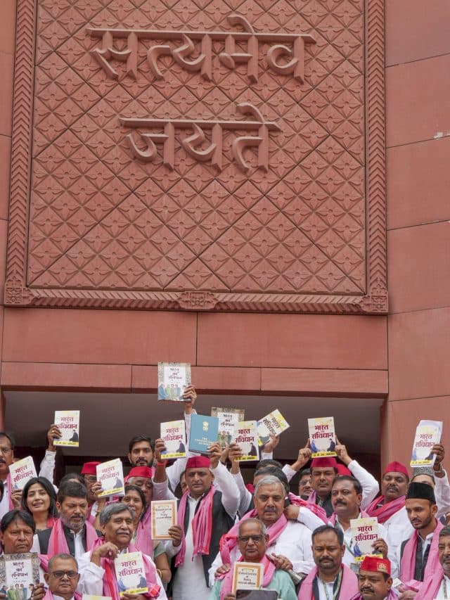 18वीं लोकसभा के पहले दिन शपथ ग्रहण, विपक्ष के हाथों में संविधान की कॉपियां, तस्वीरों में देखें क्या रहा खास