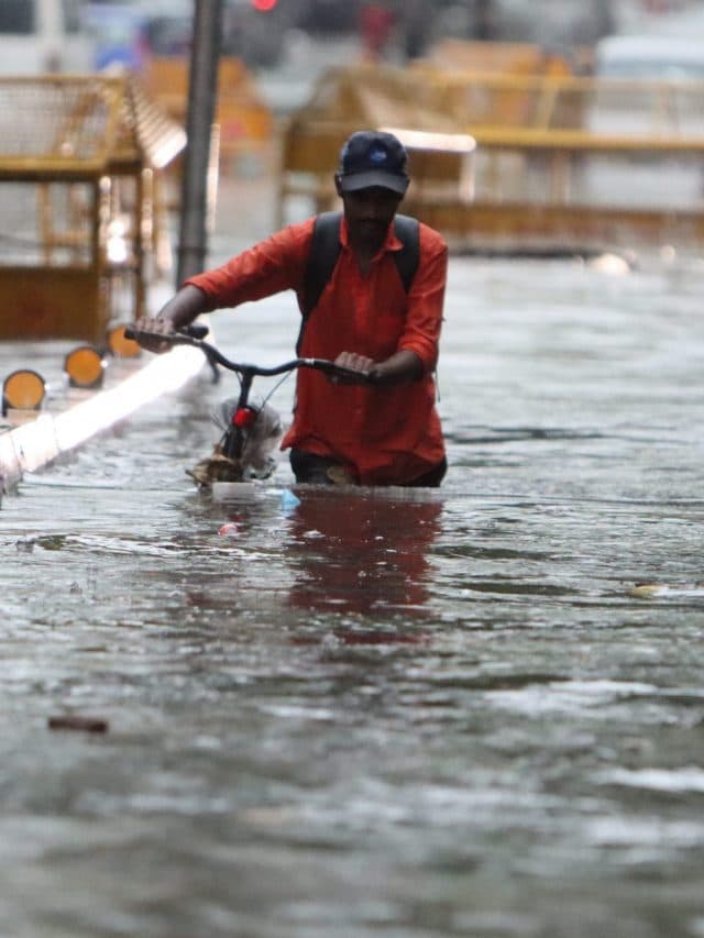 Delhi Monsoon Alert: टूटा 124 सालों का रिकॉर्ड, तीसरी सबसे अधिक बारिश, जल भराव से परेशान हुए लोग