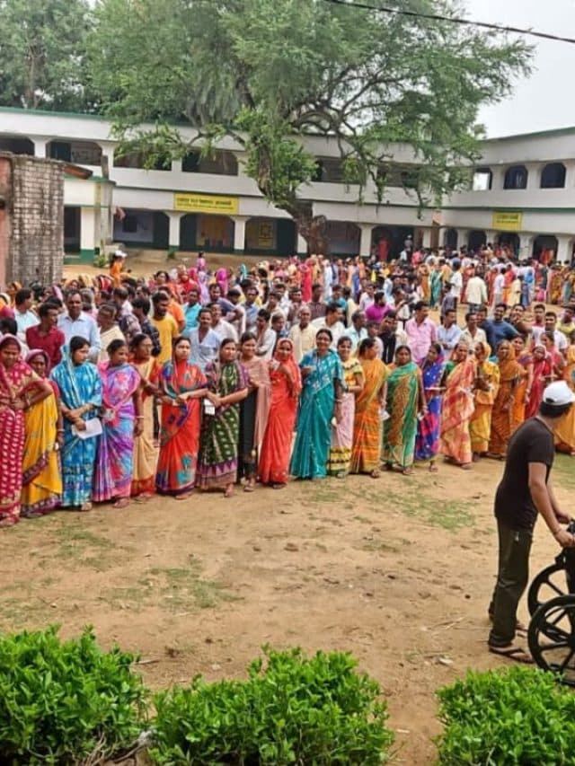 लोकसभा चुनाव 2024: दुमका में वोटिंग को लेकर मतदाताओं में जमकर उत्साह, बूथों में लगी लंबी कतारें, देखें तस्वीरें