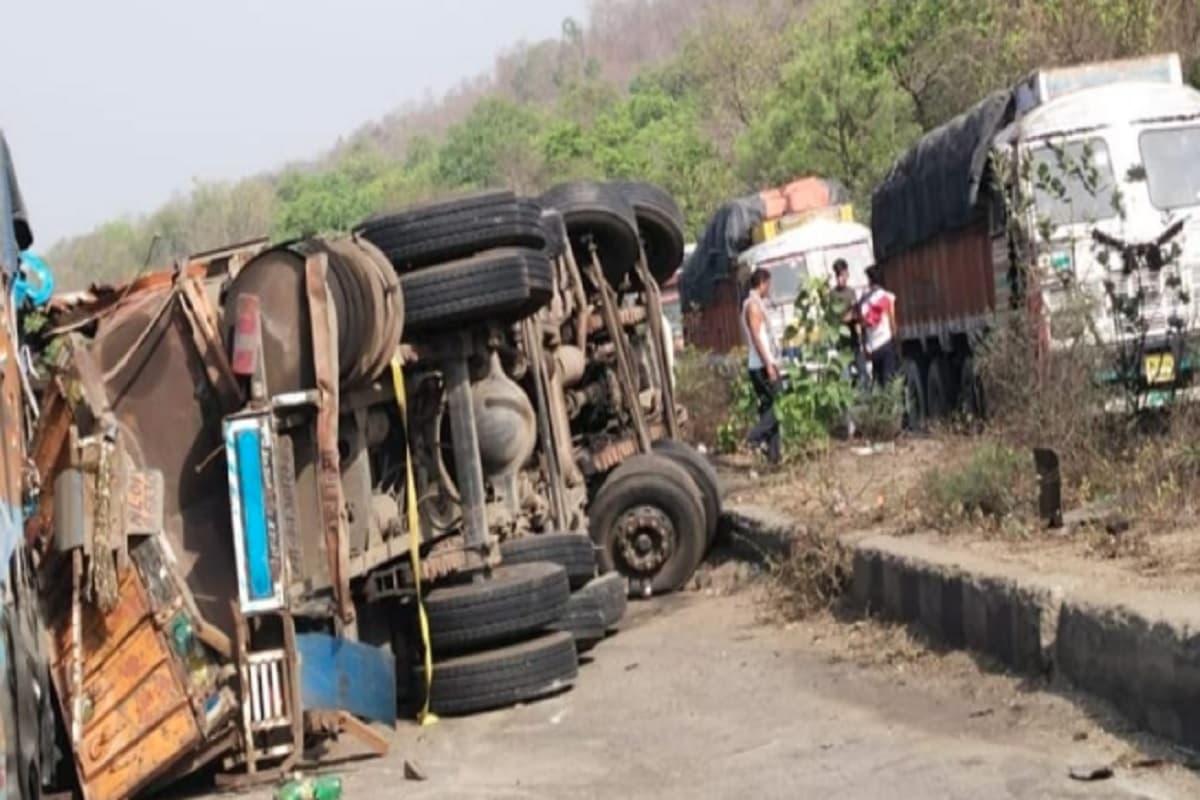 हजारीबाग के दनुआ घाटी में दो ट्रक पलटा, चालक व उपचालक घायल