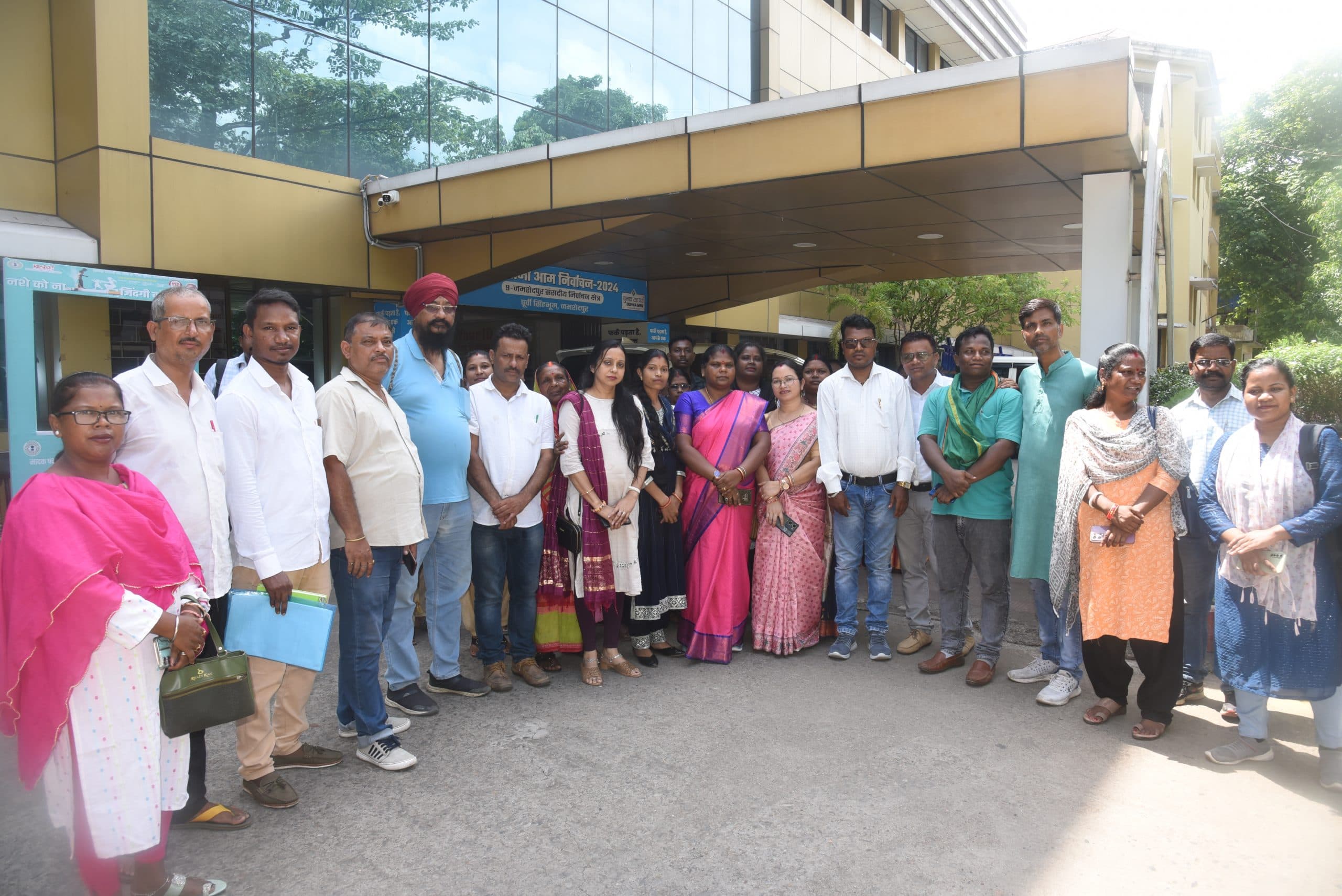 पंचायत प्रतिनिधियों ने जमशेदपुर प्रखंड अंतर्गत रेलवे अधीन क्षेत्र में मुखिया फंड से विकास कार्य को रोकने के मामले पर उपायुक्त अनन्य मित्तल से बातचीत की. पंचायत प्रतिनिधियों ने उन्हें अपनी समस्याओं से अवगत कराया.