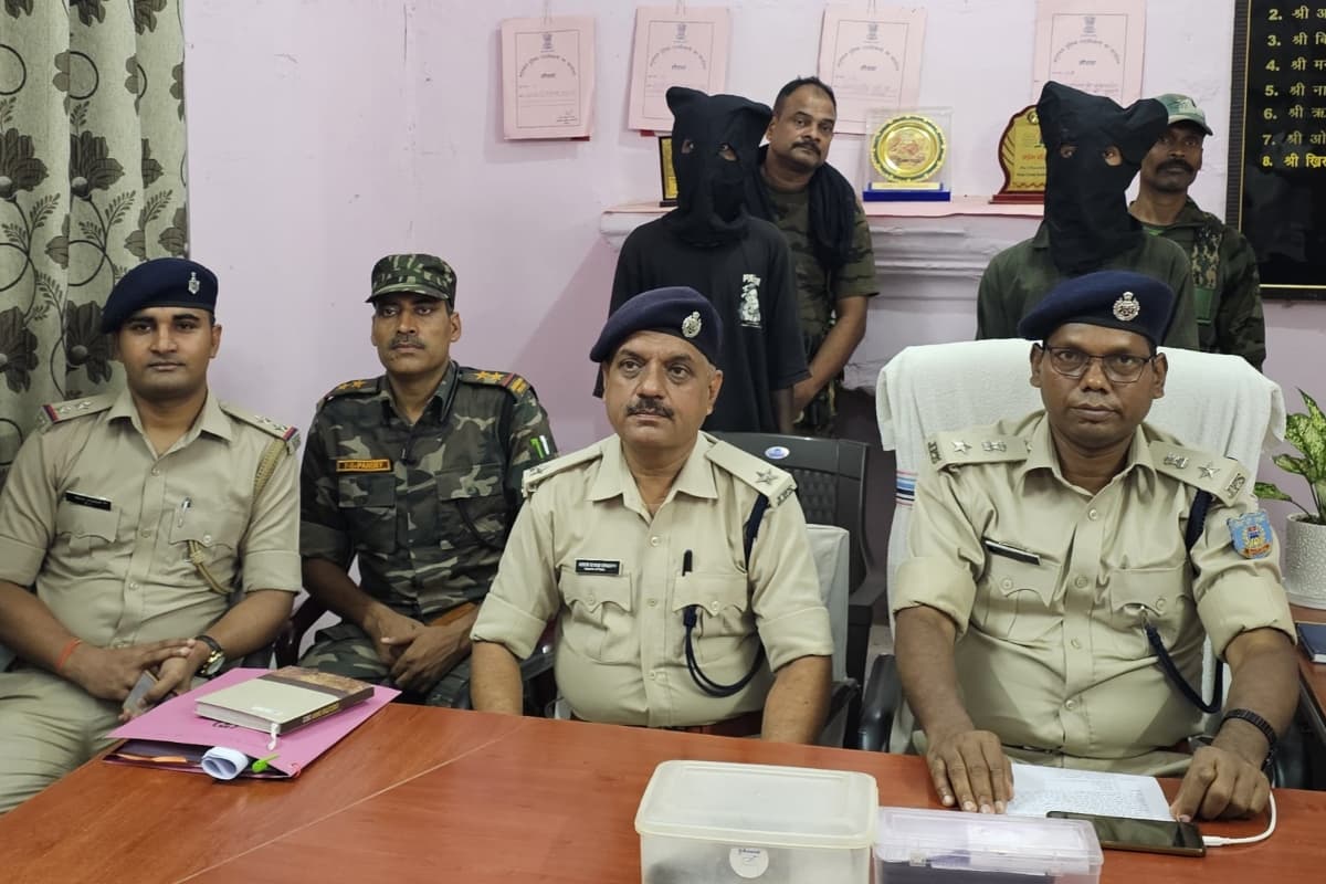 खूंटी : पुलिस को मिली बड़ी सफलता, पीएलएफआई के एरिया कमांडर सहित 2 उग्रवादी गिरफ्तार खूंटी : पुलिस को मिली बड़ी सफलता, पीएलएफआई के एरिया कमांडर सहित 2 उग्रवादी गिरफ्तार