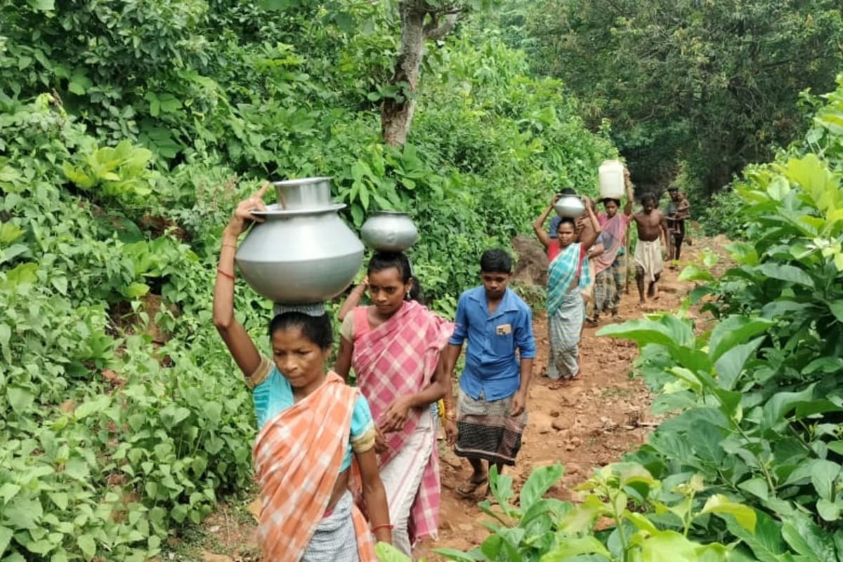 Water Crisis : बूंद-बूंद पानी को लेकर पाकुड़ के मसधारी गांव के लोग, कड़ी परिश्रम कर महिलाएं जुटाती हैं जल