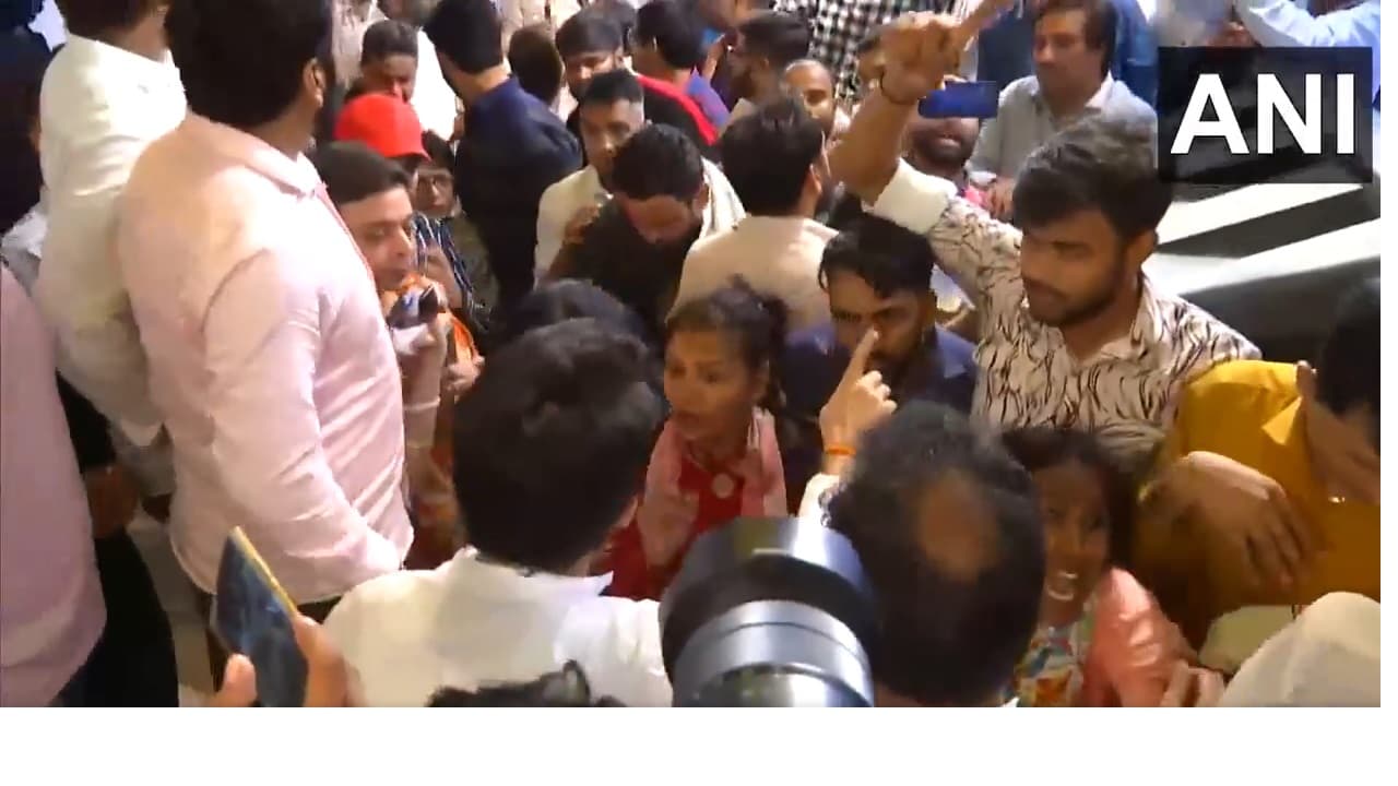Delhi Protest: फिर से बहाली की मांग को लेकर DTC के पूर्व मार्शलों ने काटा बवाल, आतिशी के धरनास्थल के पास जमकर हंगामा