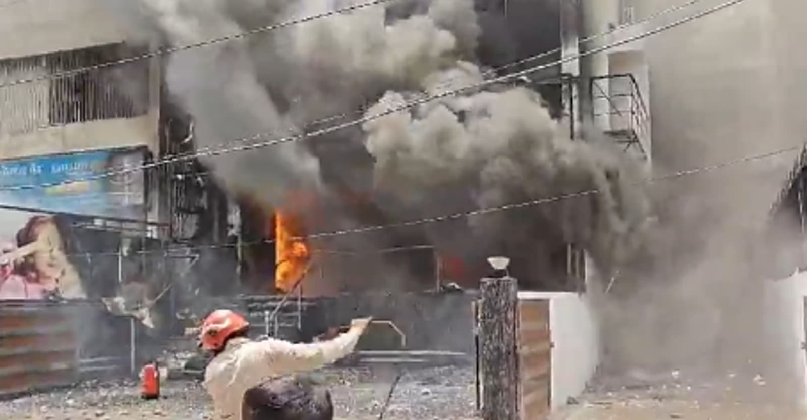 दिल्ली के लाजपत नगर में लगी भीषण आग, दमकल की 16 गाड़ियां पहुंचीं