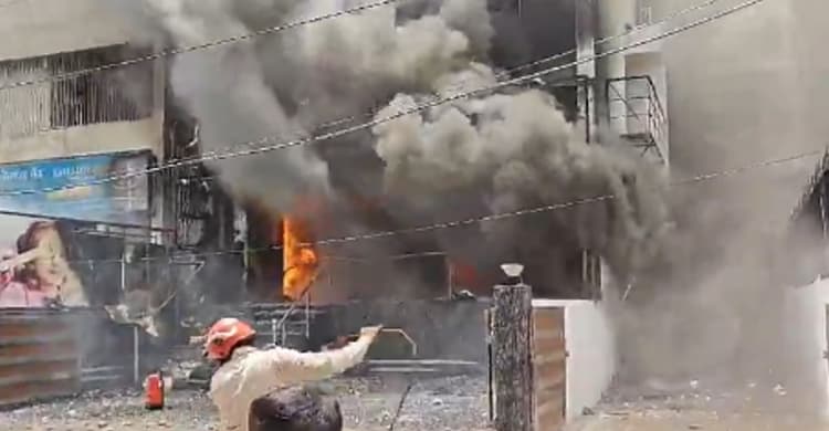 दिल्ली के लाजपत नगर में लगी भीषण आग, दमकल की 16 गाड़ियां पहुंचीं