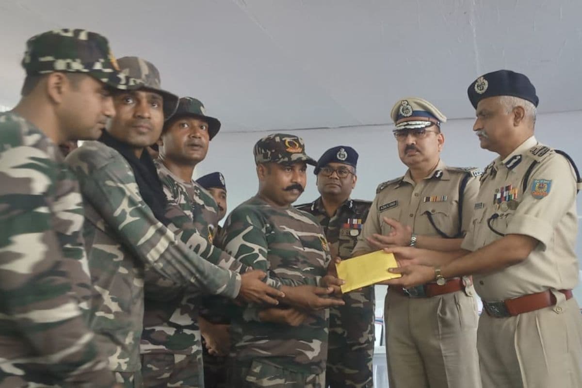 झारखंड: डीजीपी अजय कुमार सिंह ने चाईबासा मुठभेड़ में पांच नक्सलियों को ढेर करने व दो को अरेस्ट करनेवाली टीम को किया सम्मानित
