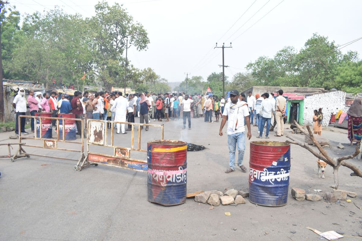 धनबाद: देवप्रभा आउटसोर्सिंग में हैवी ब्लास्टिंग का विरोध करने पर फायरिंग, एक को लगी गोली, जमकर किया हंगामा