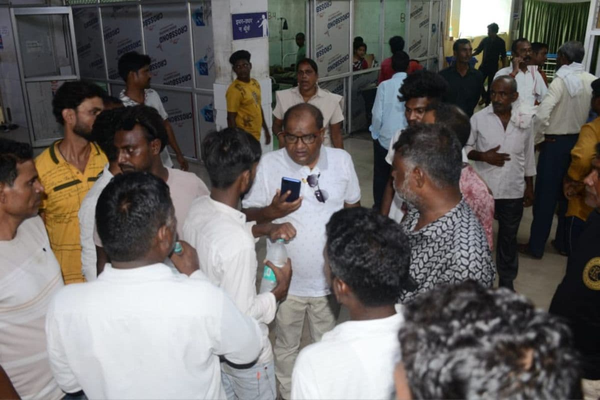 Dhanbad News: टुंडी में पेड़ से टकरायी बाइक, भोक्ता मेला देखने गये 3 युवकों की मौत