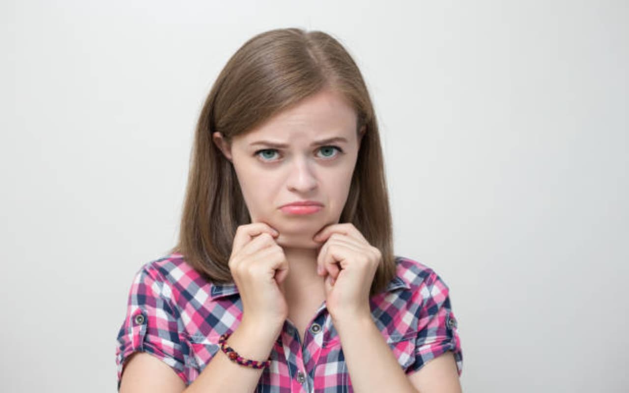 Face Yoga: अगर डबल चीन से हैं परेशान, तो योग आसन से अपने चेहरे को दें सही आकार