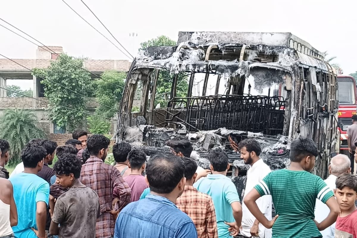 दुमका में हाई टेंशन तार की चपेट में आने से बस में लगी आग, उपचालक सहित दो लोग झुलसे