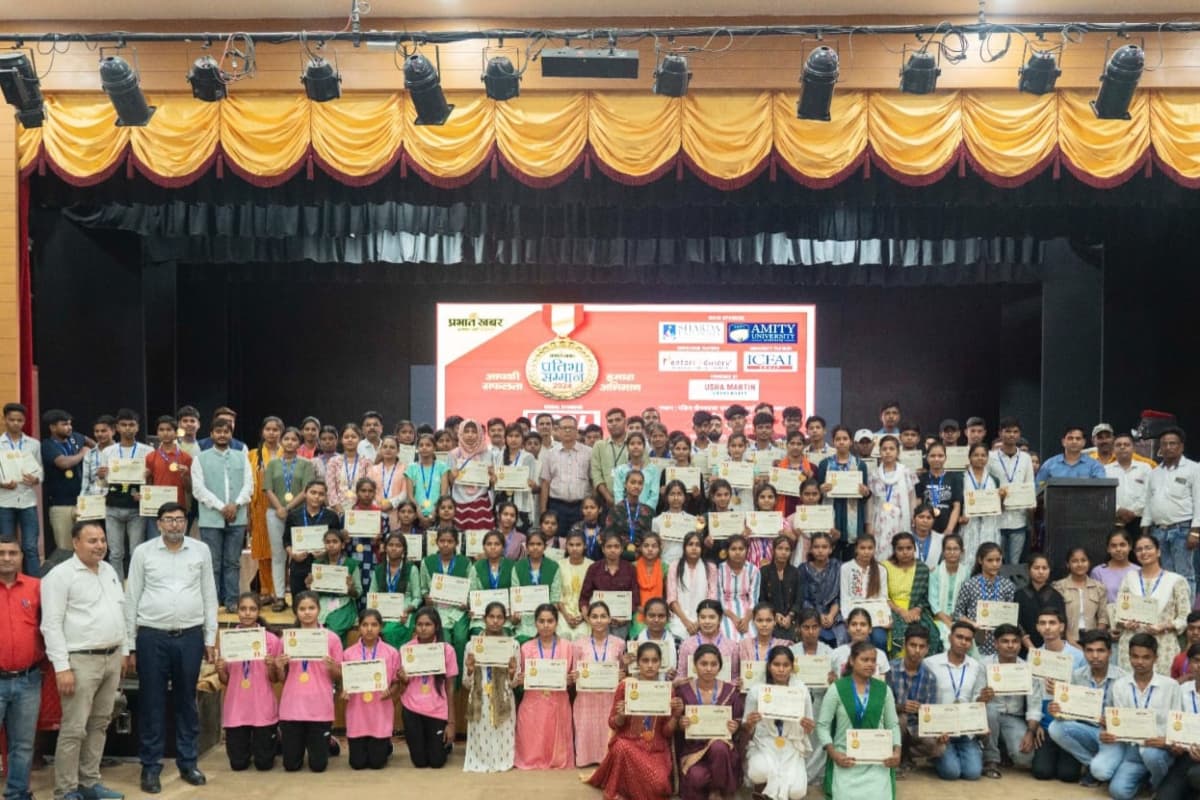 प्रभात खबर प्रतिभा सम्मान समारोह : पलामू के 500 प्रतिभावन बच्चों को कमिश्नर, डीसी ने किया सम्मानित