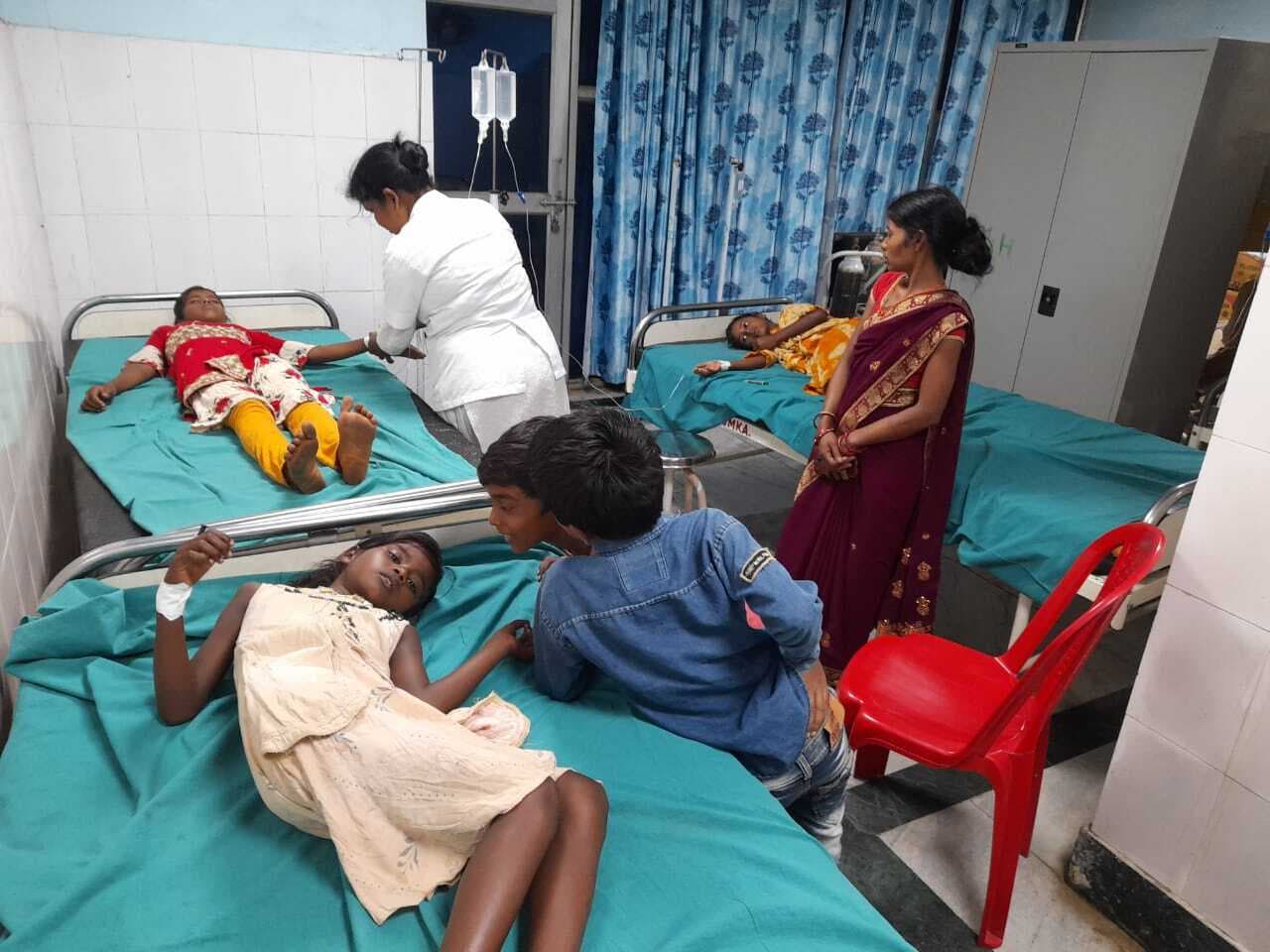 वज्रपात से महिला और तीन बच्ची घायल, भर्ती