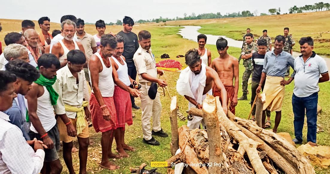 Jamui News : पुत्र धर्म निभाने जेल से गांव आया संतोष, हथकड़ी लगे हाथों से दी पिता को मुखाग्नि