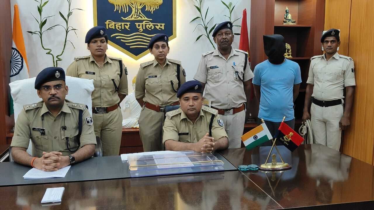 फर्जी एसपी बनकर वीडियो कॉलिंग कर लड़की व महिलाओं को ब्लैकमेल करने वाला आरोपित गिरफ्तार