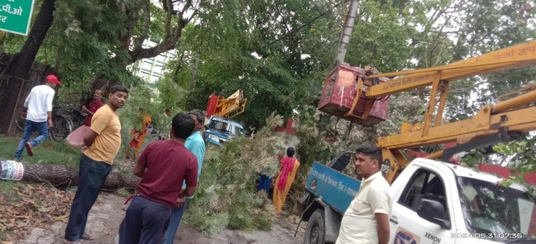 झमाझम बारिश के बीच आंधी से शहर में बिजली प्रभावित