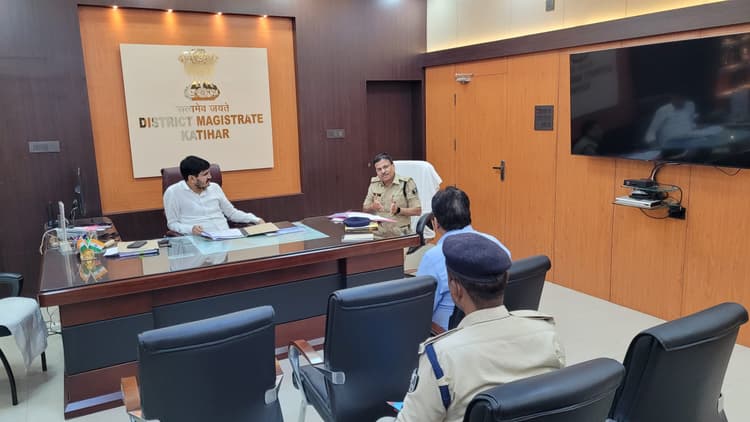 शराब की तस्करी के विरुद्ध सघन अभियान चलायें: डीएम