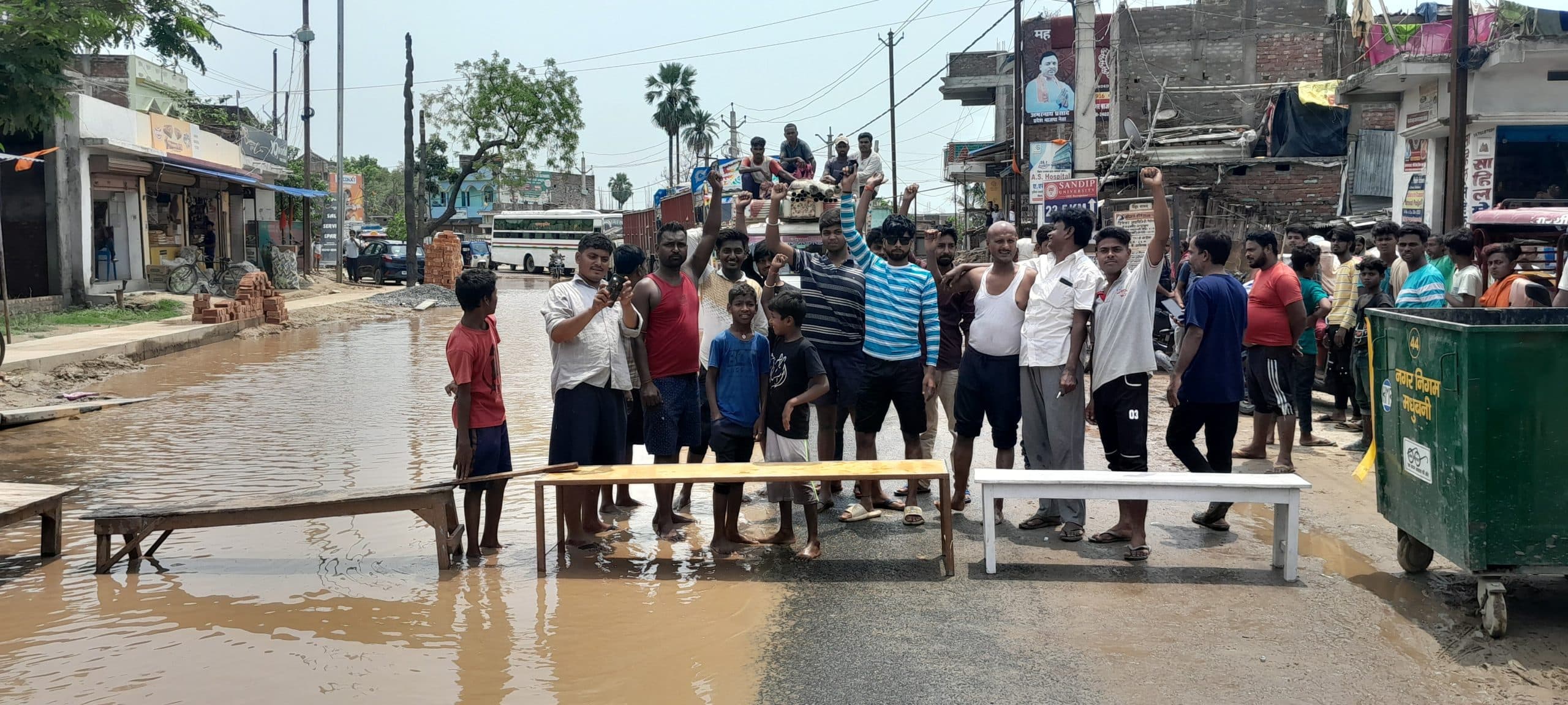 सड़क पर जल जमाव से आक्रोशित हुए लोग