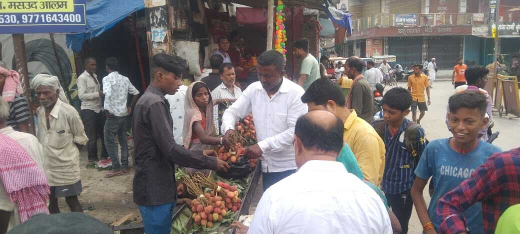 हल्की बारिश के बाद गुलजार हुआ लीची का बाजार