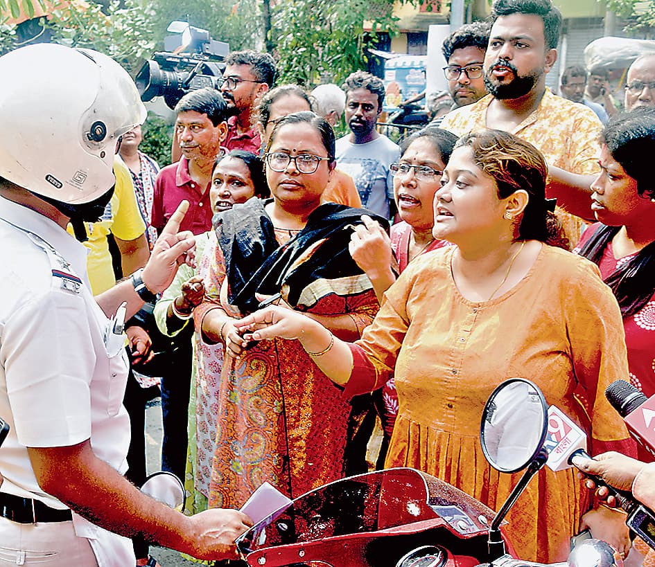 माकपा कार्यकर्ता पर हमले को लेकर पुलिस से कहासुनी