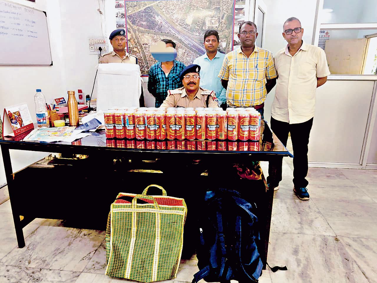 कोलकाता स्टेशन से बीयर के साथ एक अरेस्ट