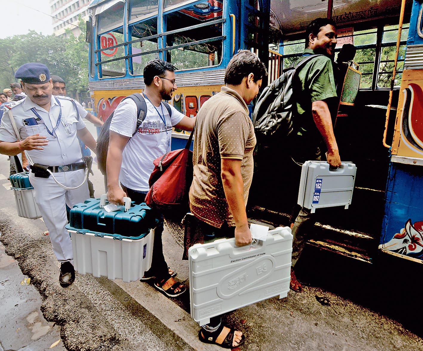 राज्य में चुनाव ड्यूटी में लगायी गयीं 3200 बसें