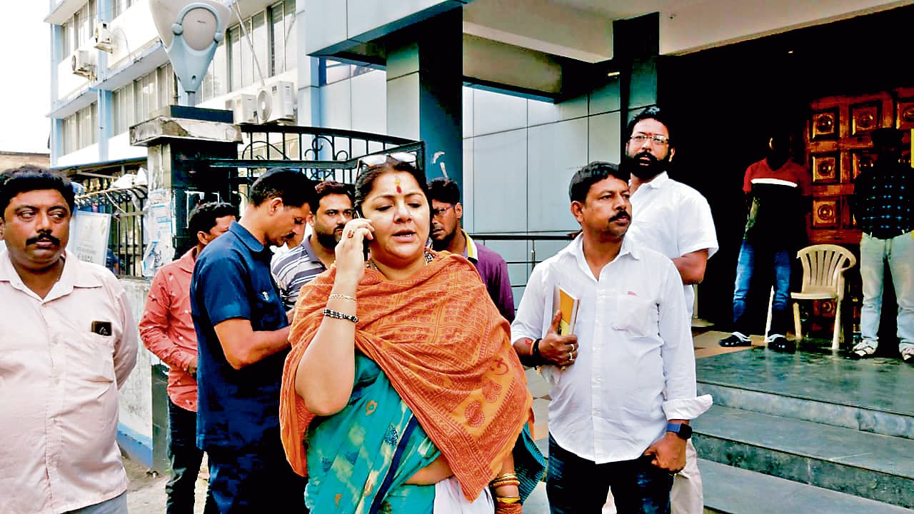 लॉकेट चटर्जी की धमकी : नहीं होने दी जायेगी मतगणना