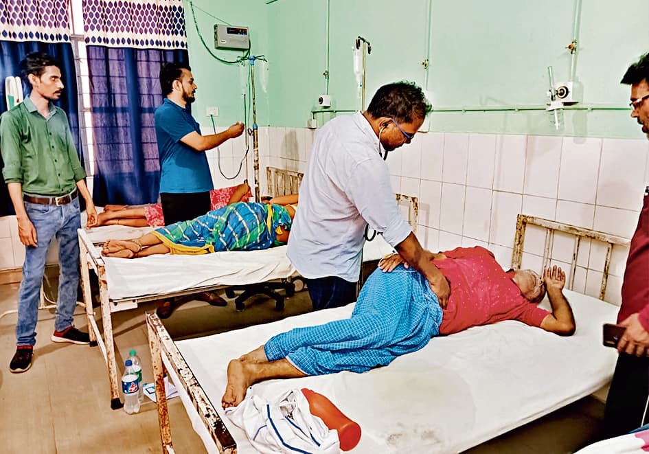 महनार में हीटवेव से पीड़ित एक ही परिवार के पांच लोग समेत आधा दर्जन मरीज सीएचसी में भर्ती