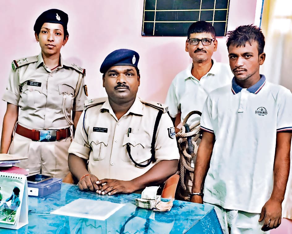 दुकान का छत काटकर चोरों ने की भीषण चोरी, पुलिस ने किया चोरी का रुपये बरामद