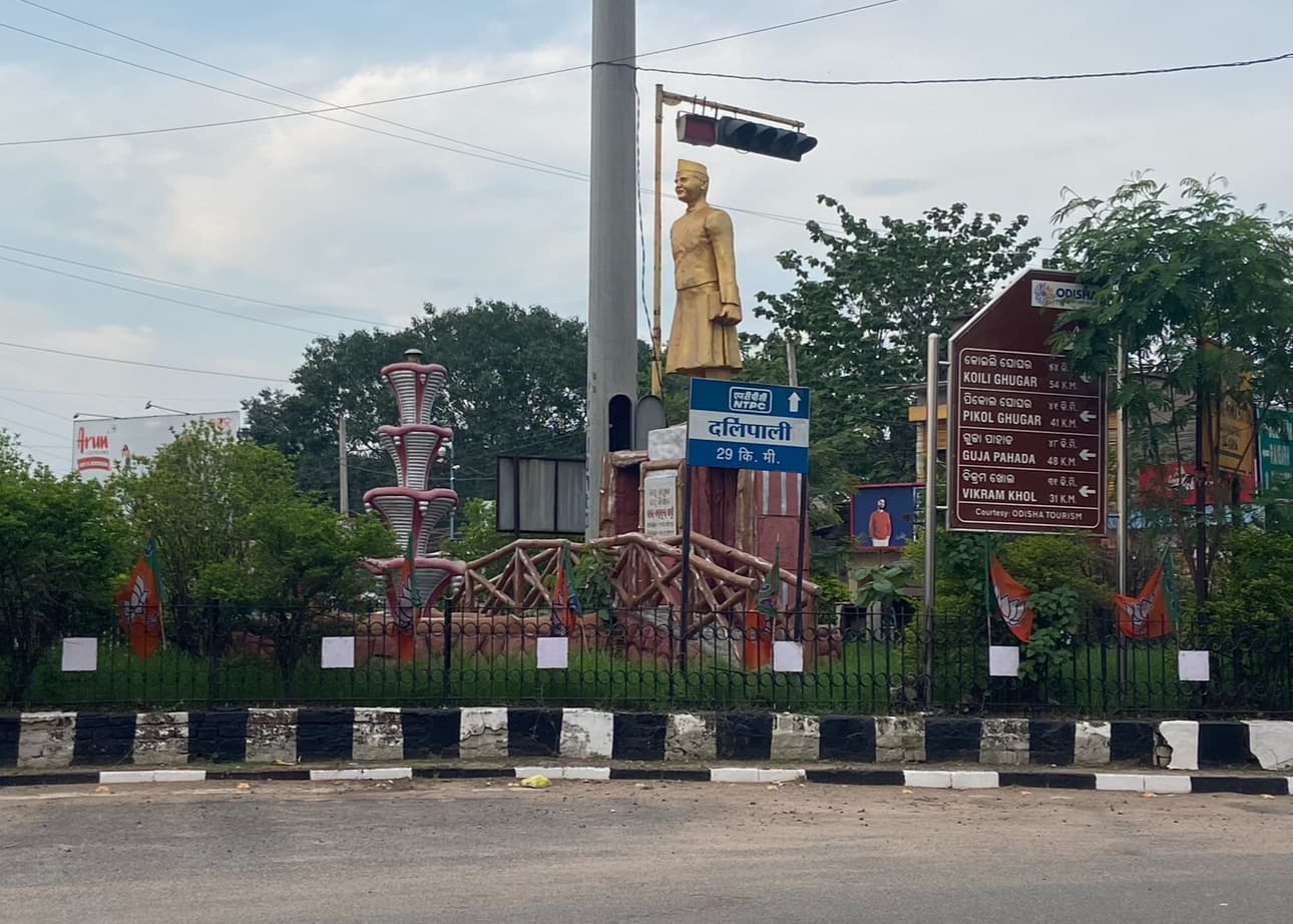 झारसुगुड़ा : बेहरामाल किसान चौक में यातायात व्यवस्था चरमरायी, अवैध कब्जा हटाने की मांग, लोग परेशान