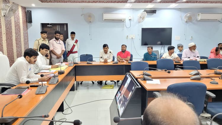 जनता दरबार मे लोगों की समस्याओं से रूबरू हुए डीएम