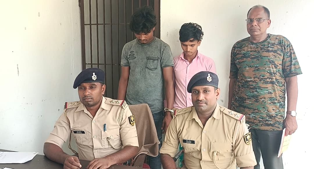 चोरी की बाइक के साथ दो युवक गिरफ्तार