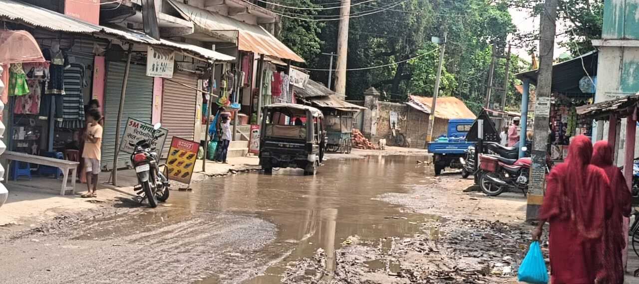 हल्की बारिश में सड़क पर जलजमाव, लोग परेशान