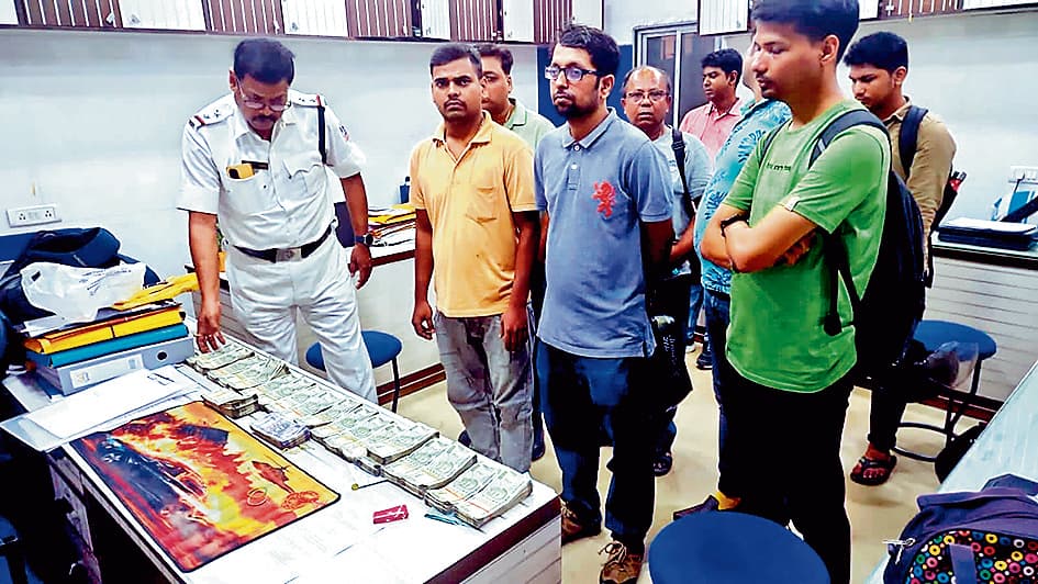 हावड़ा ब्रिज पर नाका चेकिंग के दौरान नौ लाख रुपये बरामद