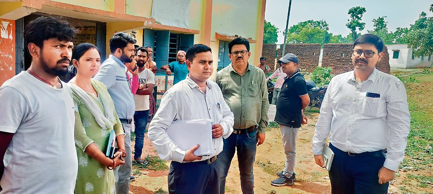 जेल में बंद व्यक्ति और कई नाबालिगों का मनरेगा जॉबकार्ड बना निकाले पैसे