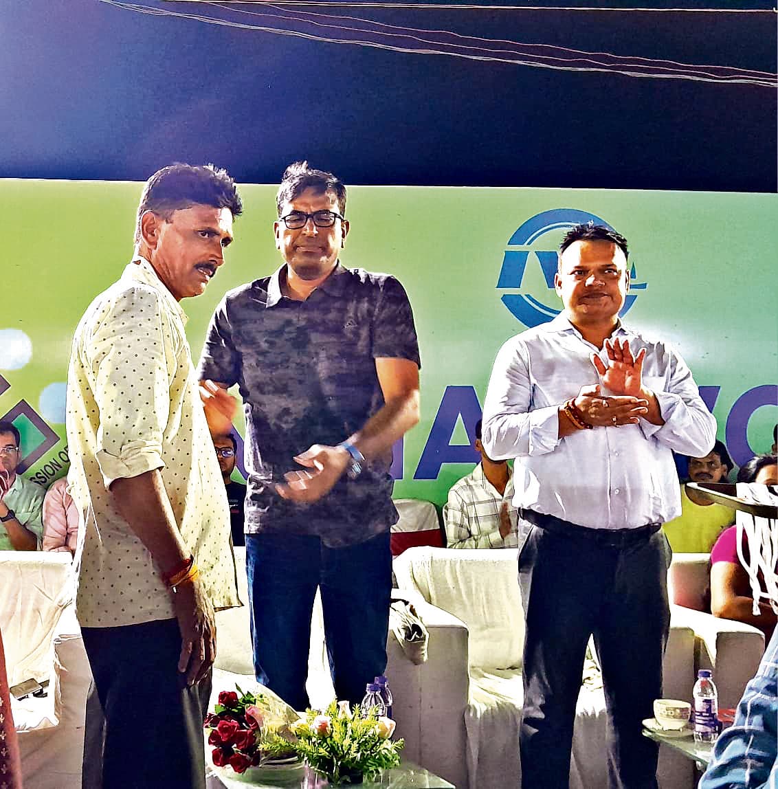 वोटर लीग के सफल संचालन के लिए संतोष तिवारी को किया गया सम्मानित