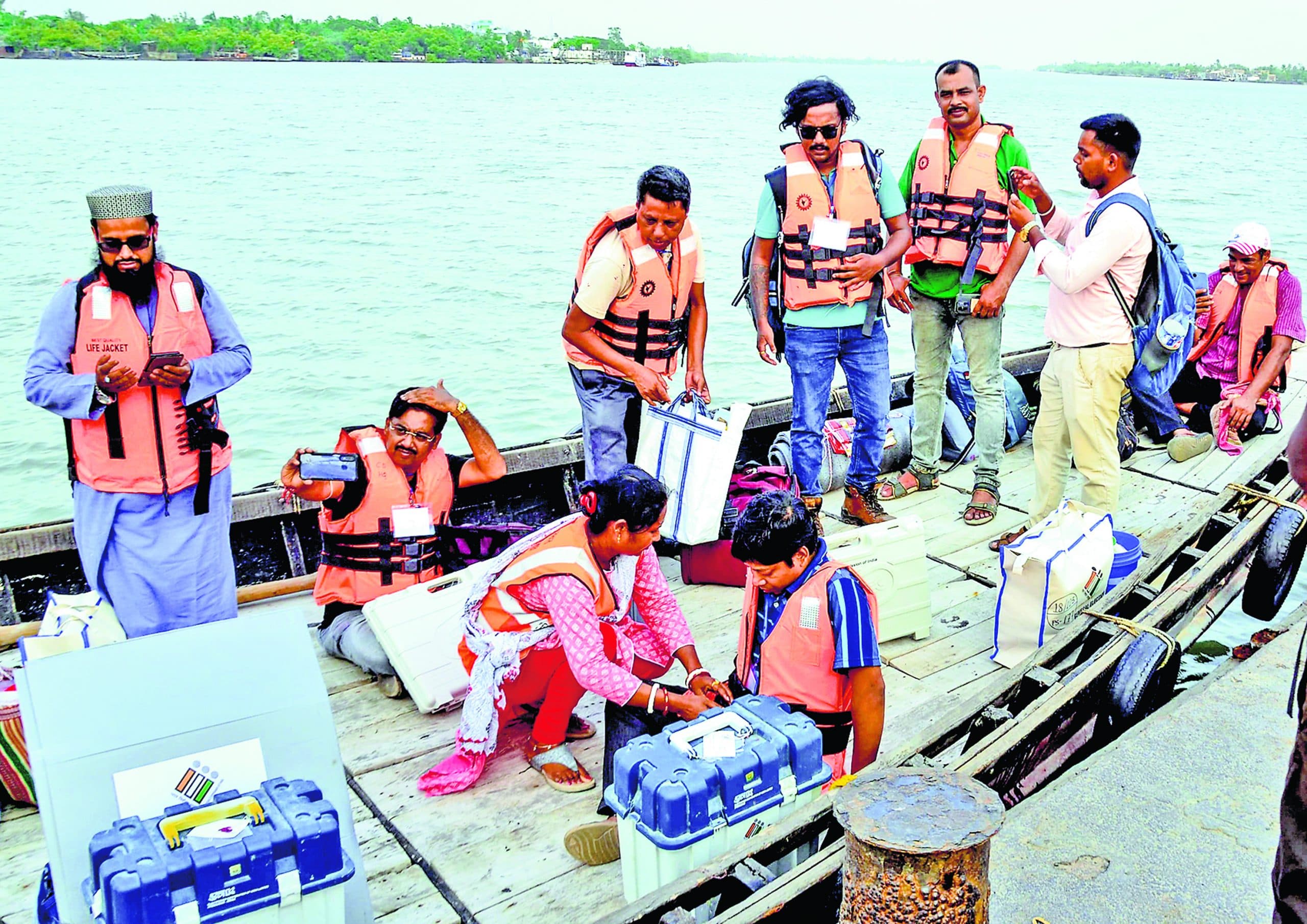 चलो चलें मतदान केंद्र