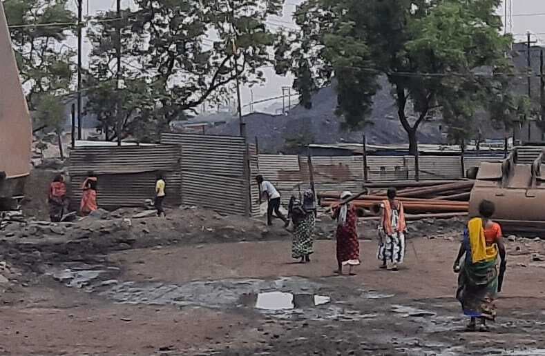 - हैवी ब्लास्टिंग के बाद हंगामा, कैंप में जाकर लोगों ने कर्मियों को खदेड़ा