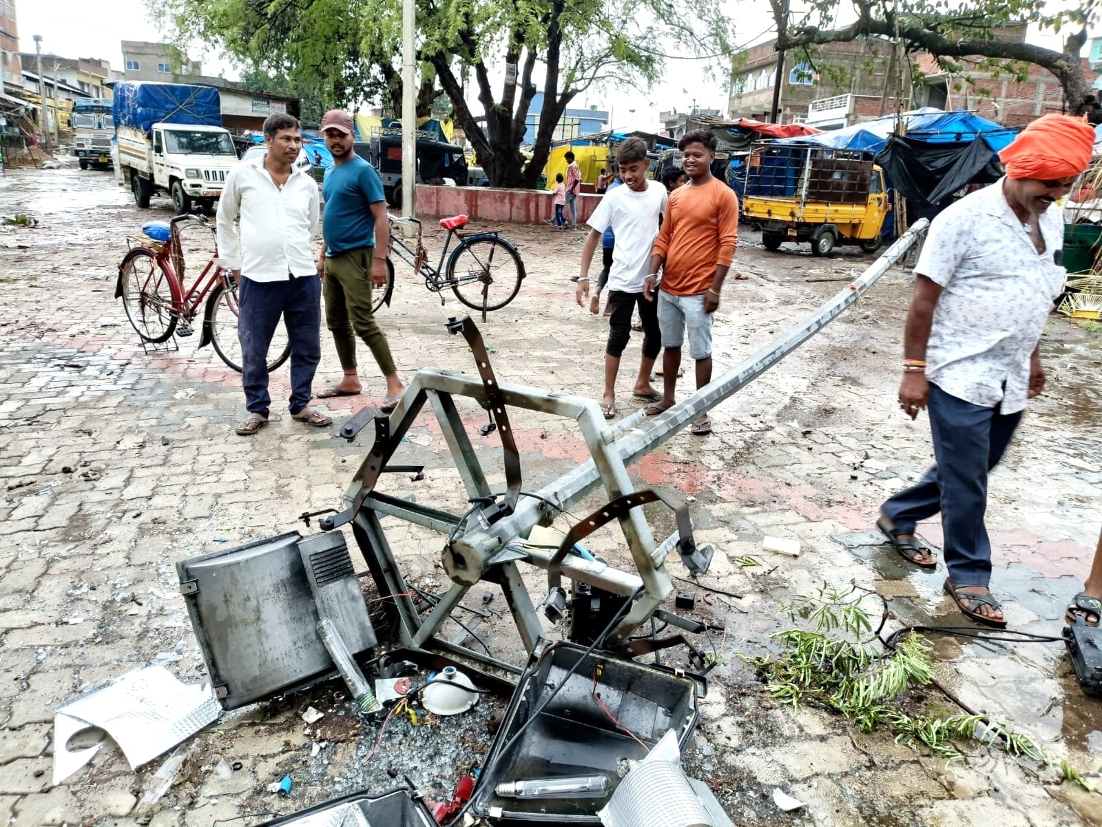 बरकट्ठा में आंधी-बारिश से मकान, पोल और कई पेड़ हुए धराशायी
