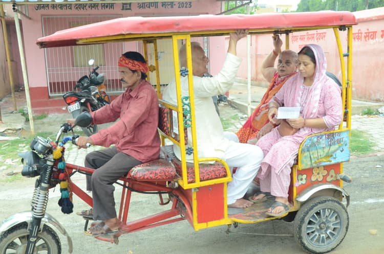 फुहारों के साथ शुरू हुआ मतदान, बारिश के साथ संपन्न